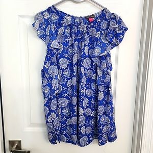 Vacation ready! Vince Camuto lightweight and flowy tank with split sleeves.